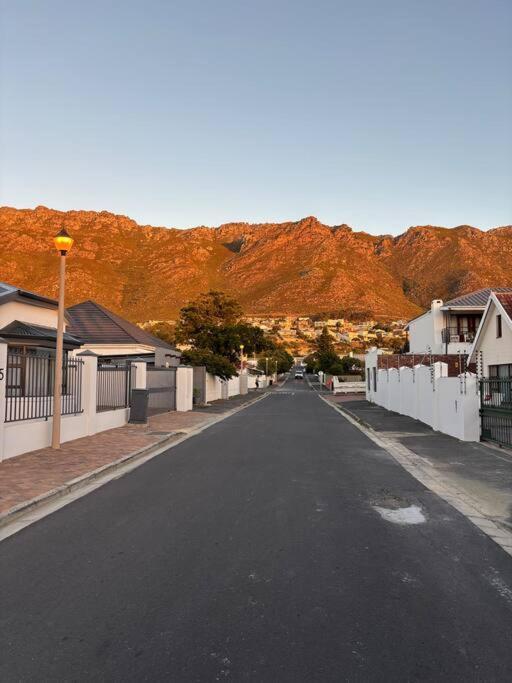 Mountain Views, Walks, Heart Of Old Village Appartement